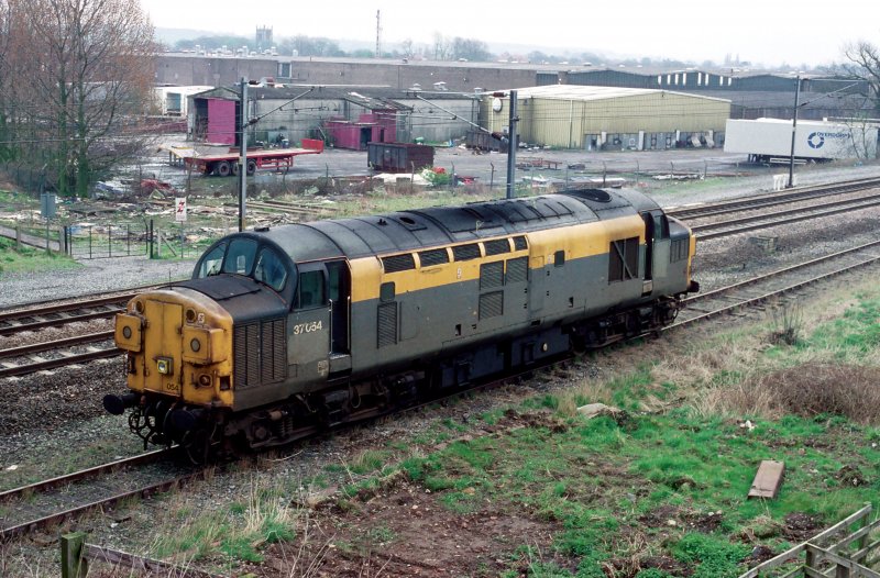 37054 wartet auf weitere Aufgaben bei Northallerton am 7. April 1998.