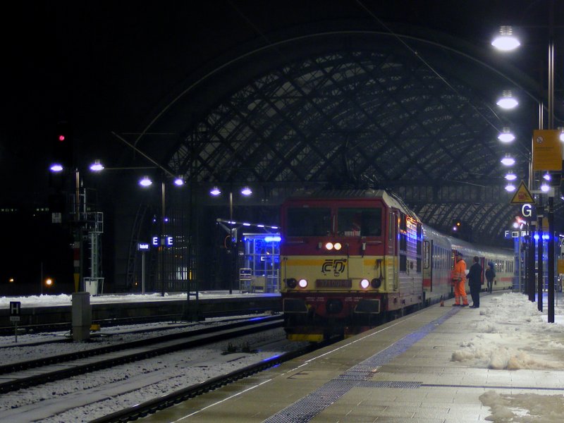 371 001-9 vor EC 179 nach Prag am 12.12.2008 in Dresden Hbf.