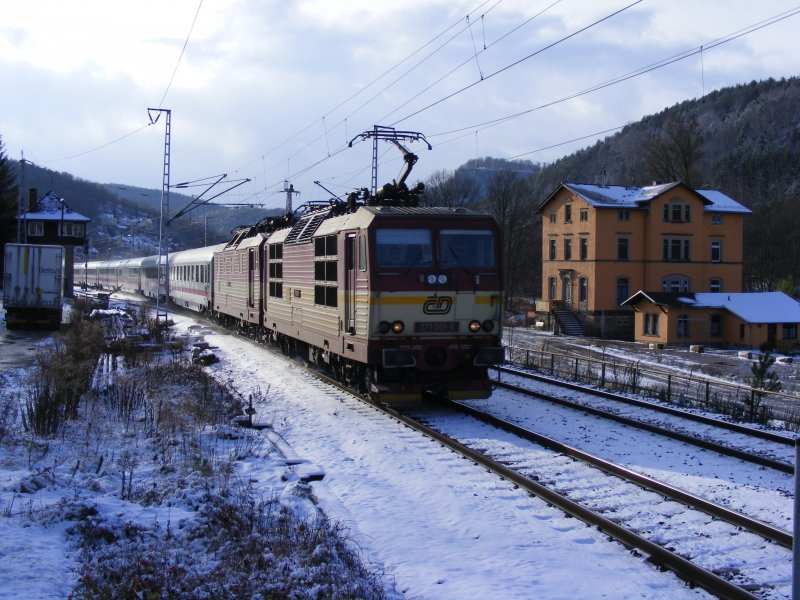 371 001-9 und eine weitere 371 am 22.11.2008 vor einem EC in Knigstein.