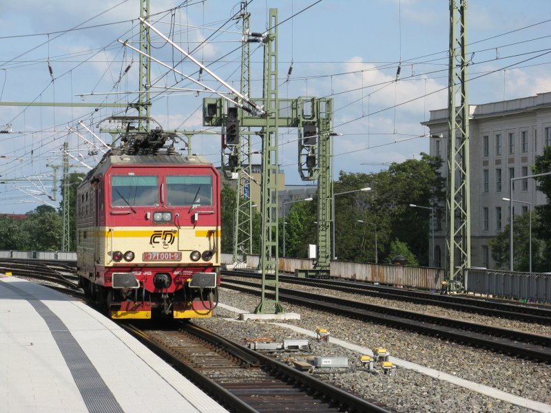 371 001 auf dem Weg zum EC 379 nach Brno hl.n.
Dresden Hbf, 16.05.09
