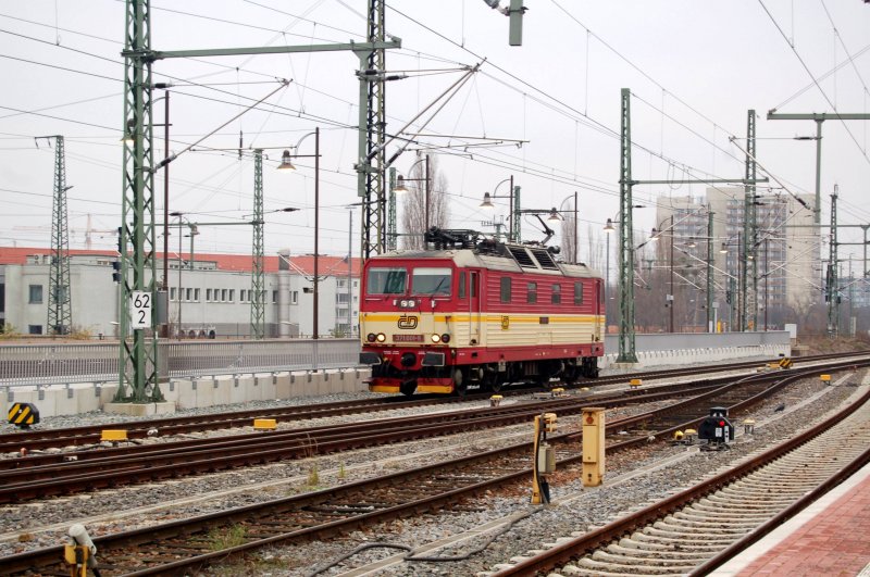 371 001 der CD steht am 29.11.08 in Dresden Hbf um einen EC weiter nach Tschechien zu bringen.