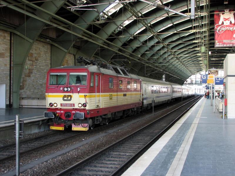 371 001 mit EC 45 in Berlin Ostbahnhof (18.02.06)