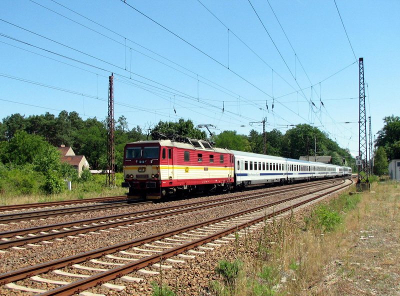 371 001 mit EC 46 in Berkenbrck (18.07.2006)