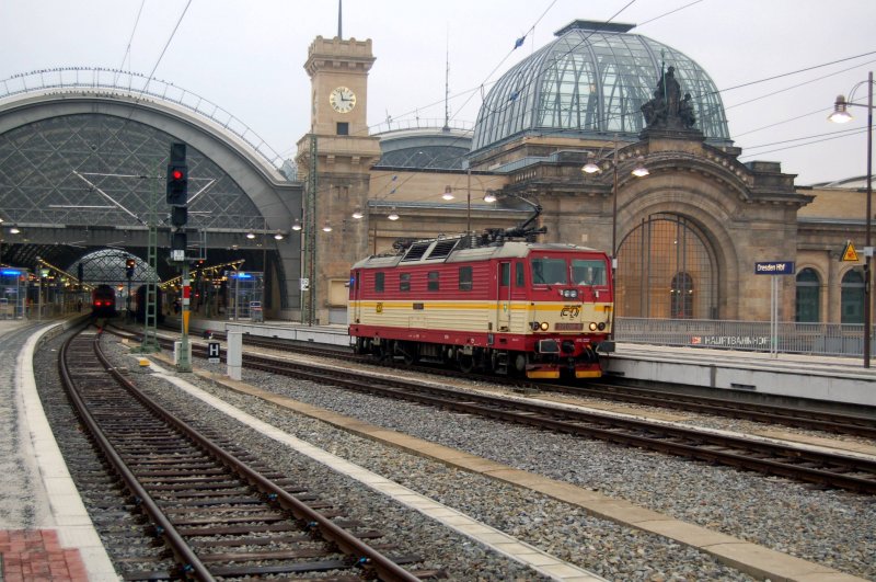 371 001 setzt sich nun vor den EC. Kurze Zeit spter fuhr sie dann ab Richtung Tschechien. Fotogarfiert am 29.11.08 in Dresden Hbf.