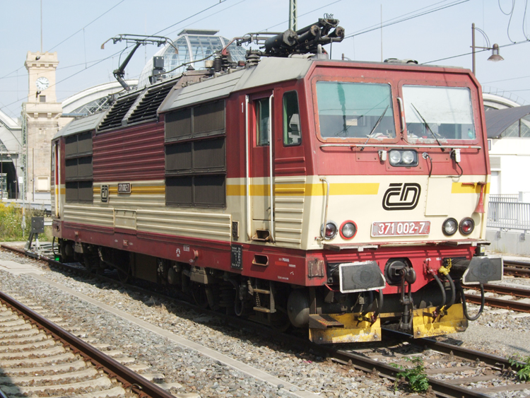 371 002-2 wartet auf EC171 von Berlin Hbf(tief)nach Budapest-Keleti pu im Bahnhof Dresden.(10.08.09)