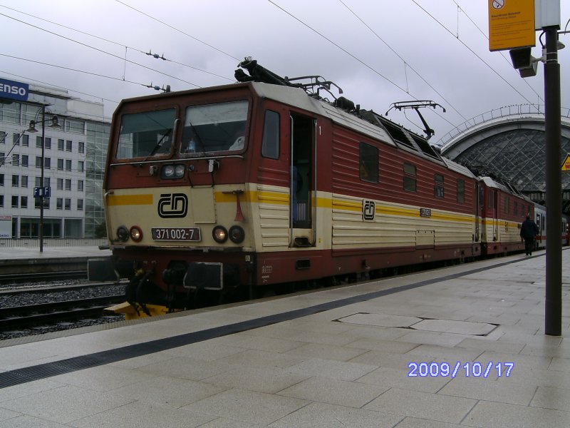 371 002-7 der Ceske Drahy bespannte am 17.10.2009 den EuroCity173  Vindobona  von Dresden Hbf. Hinter 371 002-7 wurde 371 001-9 abgebgelt eingereiht.