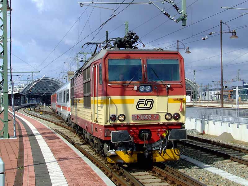 371 002-7 hat am 20.3.2008 in Dresden ihren EC bernommen und setzt sich nun pnktlich Richtung Prag in Bewegung.
