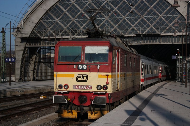 371 002-7 hat nun die Stellung eingenommen, um den D61459 weiter Richtung Praha hl.n. zu bringen.
3. April 2009 (8:15)