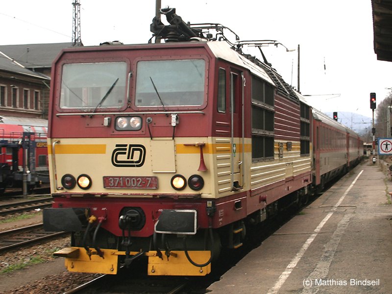 371 002-7 mit einem EuroCity bei der Durchfahrt in Bad Schandau:
Die Lok scheint links einen Ersatzpuffer erhalten zu haben.
Diese Farbgebung ist eine willkommende Abwechslung im rot-weien DB-Alltag. (04.02.2007)