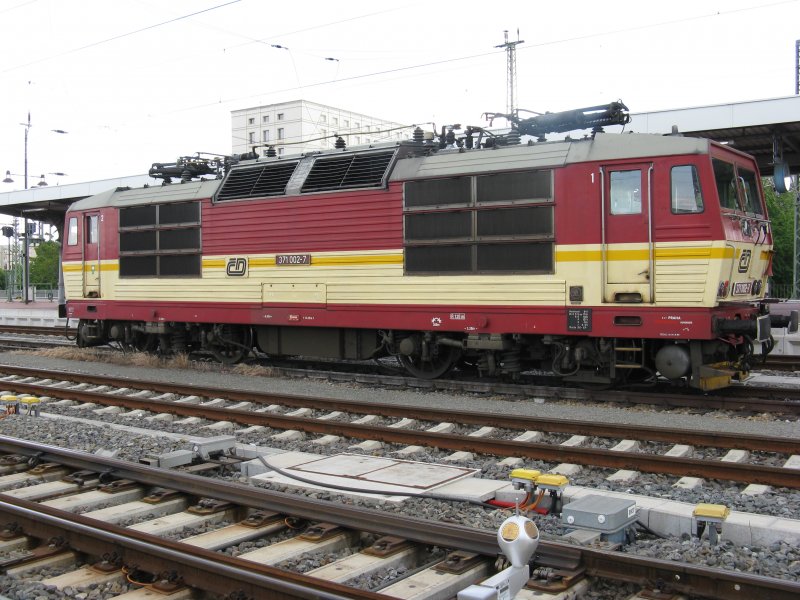 371 002 am 16.05.09 in Dresden Hbf