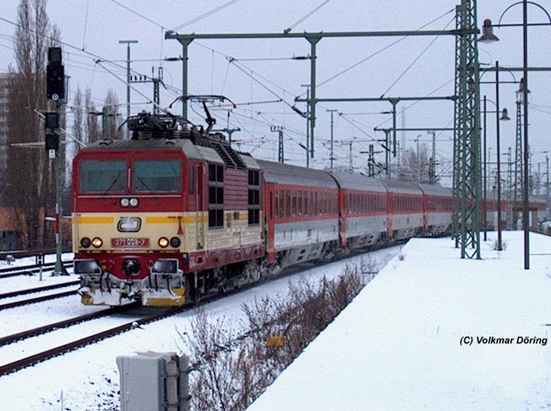 371 002 mit dem EC 176 Praha (Prag) - Hamburg bei Einfahrt in Dresden-Hbf - 24.01.2005
