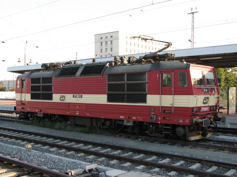 371 003-5 der CD stand heute am Dresdner-HBF abgestellt.22.09.07.
