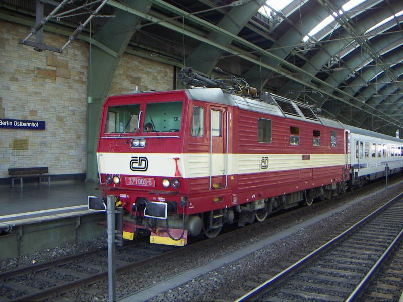 371 003-5 mit dem Berlin-Warzawa-Express in Berlin Ostbahnhof am 26.4.05 
