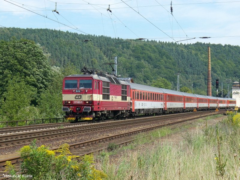 371 003-5 mit dem Eurocity Prag - Hamburg. Ebenfalls in Knigstein-Gterbahnhof. Datum: 18.08.08