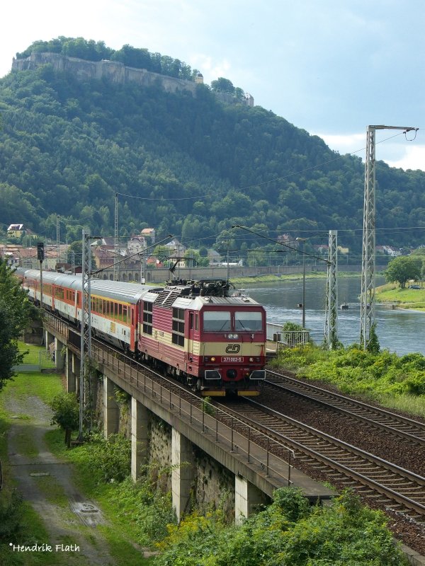 371 003-5 mit EC Hamburg - Prag in Knigstein. Im Hintergrund ist die Festung zu sehen. 
Datum: 18.08.2008