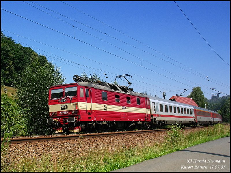 371 003 am EC173 nach Wien zwischen Kurort Rathen und Strand im Elbtal, 17.07.08.