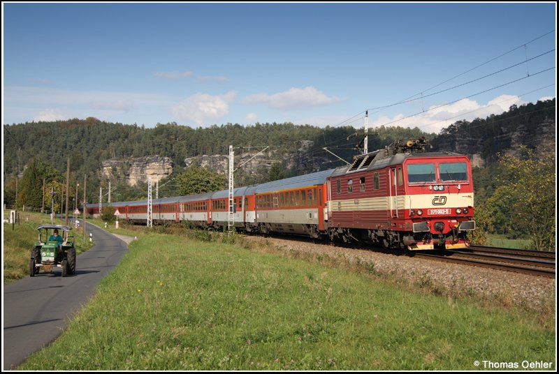 371 003 rauscht am Nachmittag des 01.10.07 bei Strand mit dem EC 177 am langsam dahintuckernden Traktor vorbei.