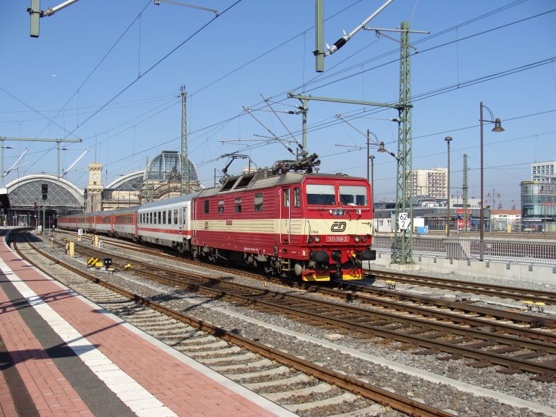 371 004-3 der ČD verlsst nach dem Umspannen mit EC 173 nach Wien Westbahnhof den Dresdner Hauptbahnhof. Fotografiert am 31.03.2009
