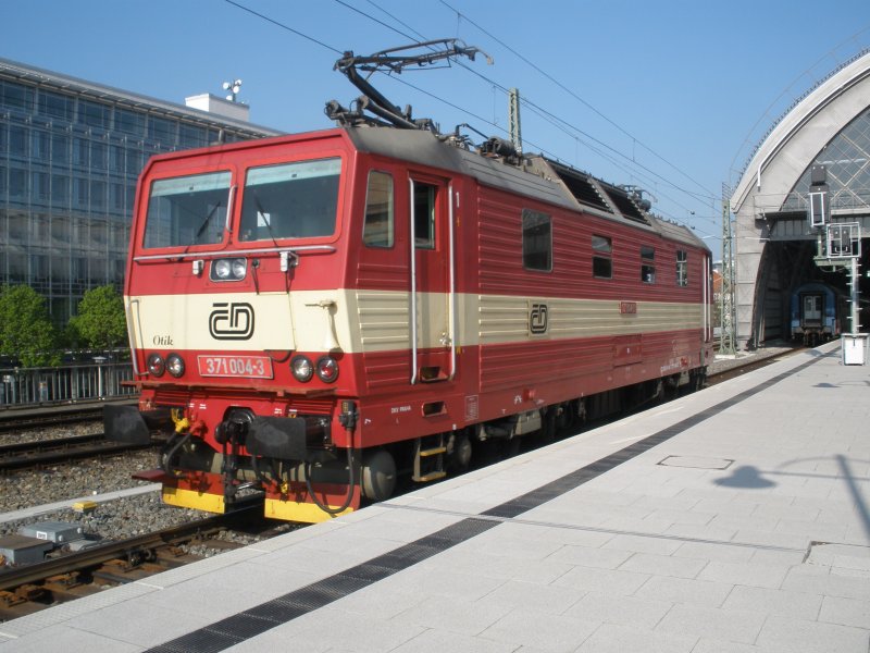 371 004-3 beim zurcksetzen an den Zug nach Budapest,im Hbf Dresden am 19.04.09