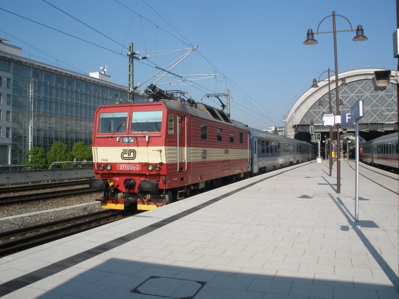 371 004-3 fhrt am 19.04.09 mit dem EC 171 nach Budapest vom Hbf Dresden ab.