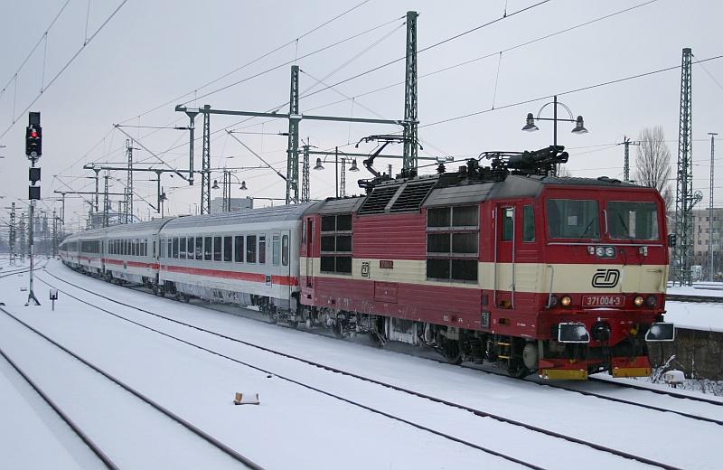 371 004-3 mit EC 178 am schneereichen 25.01.05 bei der Einfahrt in Dresden Hbf.
