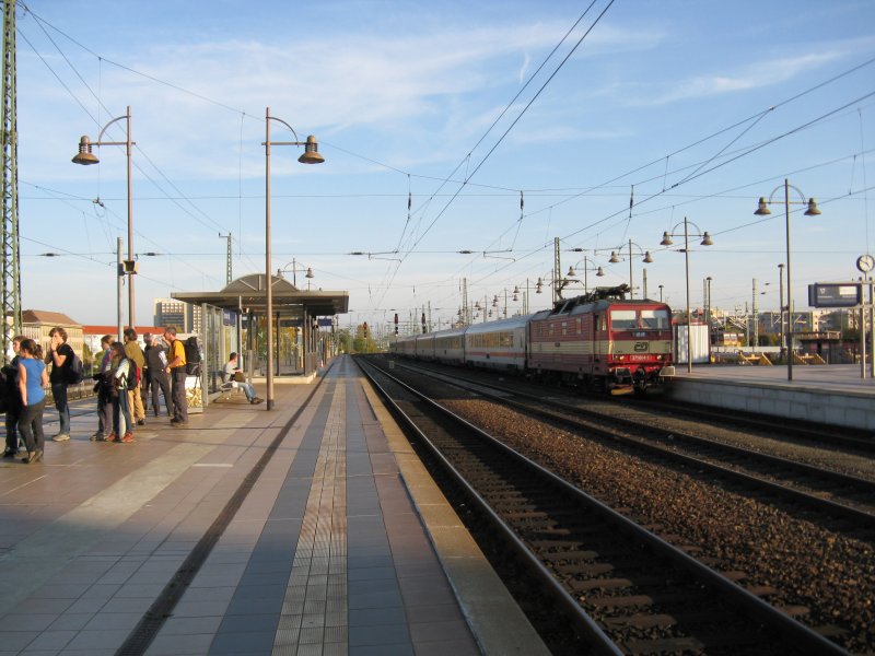 371 004-3 mit EC172 von Wien Sdbahnfof nach Hamburg-Altona.Am 12.10.08 bei der einfahrt in Dresden Hbf.