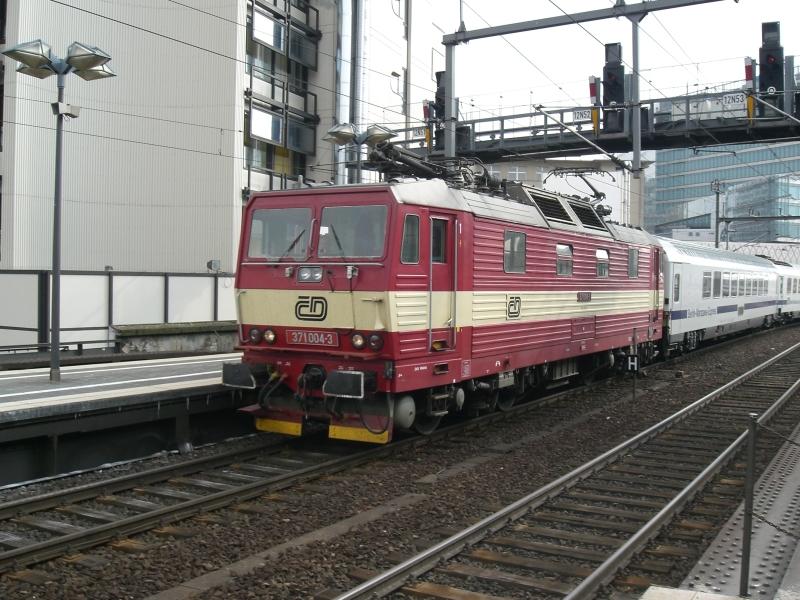 371 004-3 mit ihrem Berlin-Warschau-Express fhrt am 24.04.2006 in Berlin-Zoologischer Garten ein.