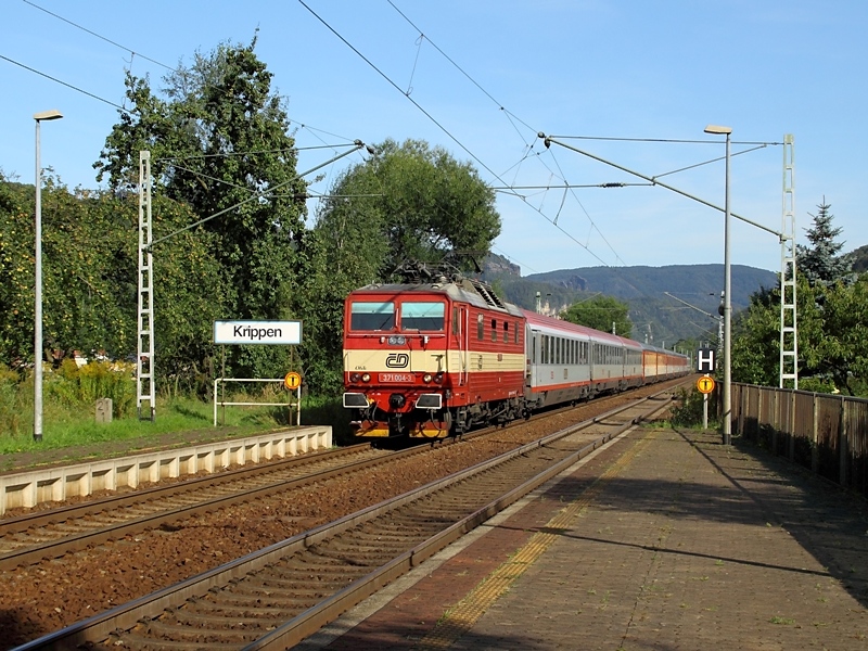 371 004-3  Otik  zieht am 31.8.2009 einen EC Richtung Bad Schandau durch Krippen.