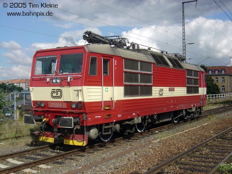 371 004 der CD steht am 18.09.2005 abgestellt in Dresden Neustadt.