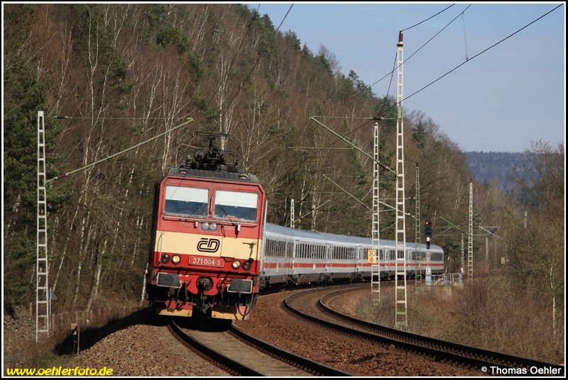 371 004 legt sich am 15.03.08 vor dem EC 175  Jan Jesenius  nach Prag kurz vor Knigstein in die Kurve.