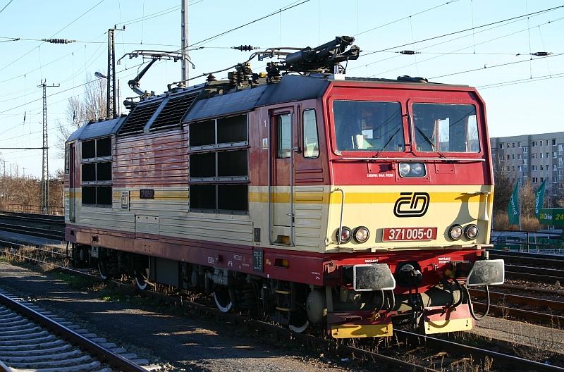 371 005-0 sonnte sich am 08.01.05 in der Abstellgruppe des Dresdener Hbf.