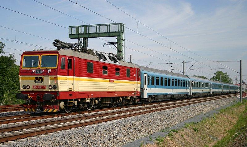371 006-7 flitzt am 27.05.05 mit EC174 durch Dresden-Reick.