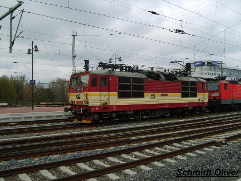 371 015-9 steht abgestellt auf einem Abstellgleis in Dresden Hbf am 07.04.2007