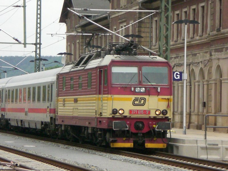 371 015 am 22.05.2008, mit einem EC in Richtung Prag, beim Zwischenhalt in Bad Schandau.