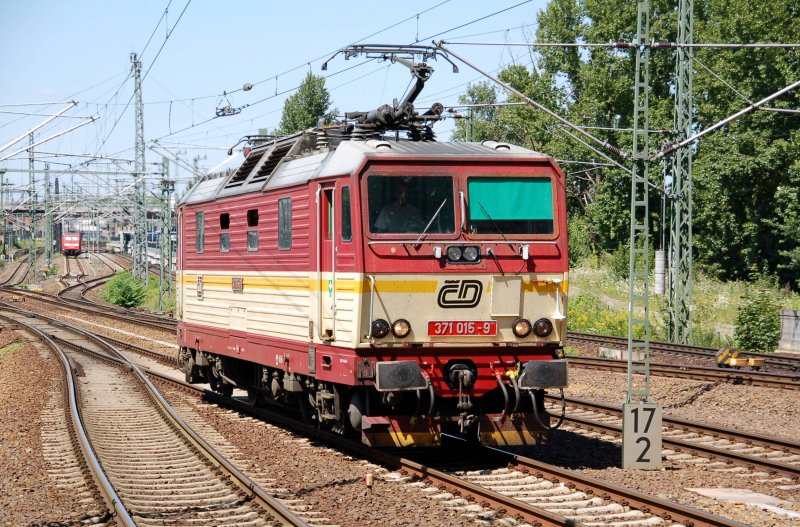 371 015 hat nun vom EC 378 abgekoppelt, umfhrt ihn und wird sich auf die Warteposition stellen. Fotografiert am 27.07.09 in Dresden Hbf.
