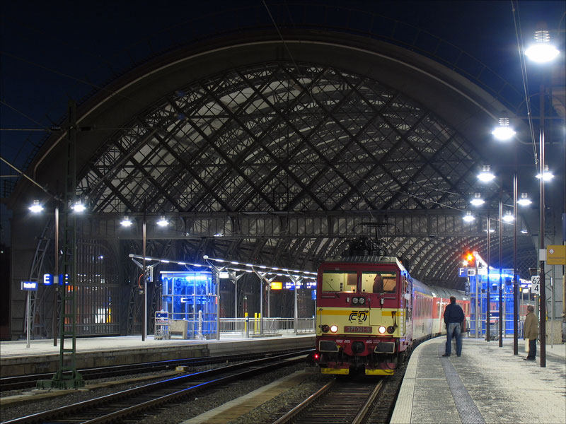 371 vor 371: Kndelpresse CD 371 001 vor dem EC 371 Stralsund - Praha (Prag); Dresden Hbf, 30.11.2008
