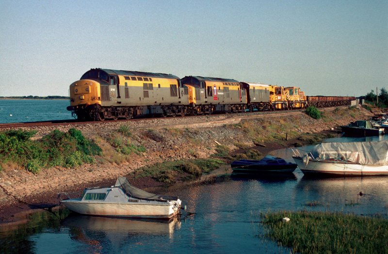 37141 und 37197 mit einem Bauzug bei Cockwood Harbour am 8. August 1995. Cockwood Harbour liegt in der Naehe von Exeter in Suedwest England.