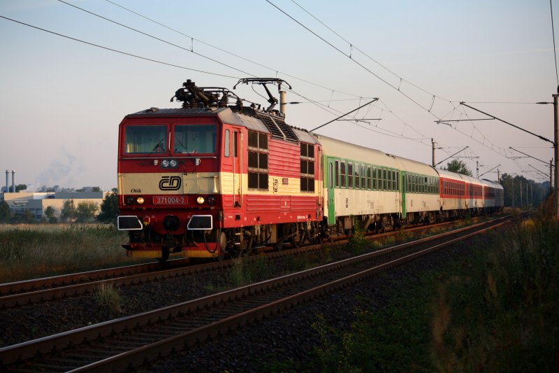 372 004 zieht D 60457, Berlin Ostbahnhof-Praha hl.n., hier kurz vor dem ehemaligen Haltepunkt Bhla sdlich von Groenhain, 19.08.09