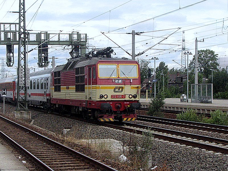 372 006-7 durcheilt mit ihrem EC nach Prag den Bahnhof Heidenau.30.06.07.