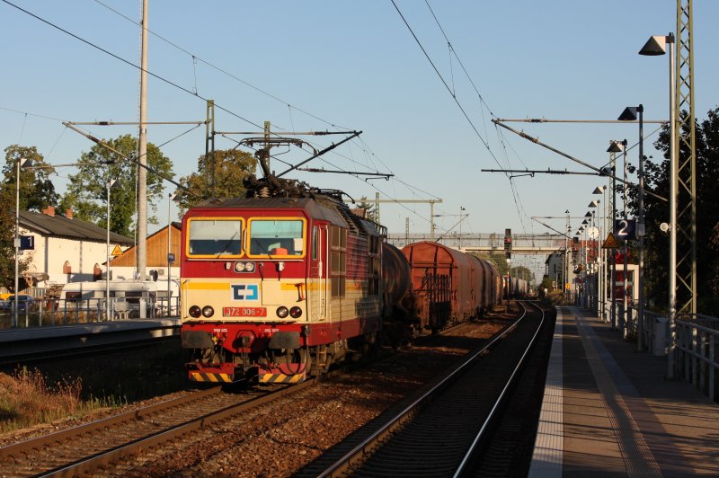 372 006 zieht einen gemischten Gterzug durch den Bahnhof Priestewitz in Richtung Dresden, 01.09.09