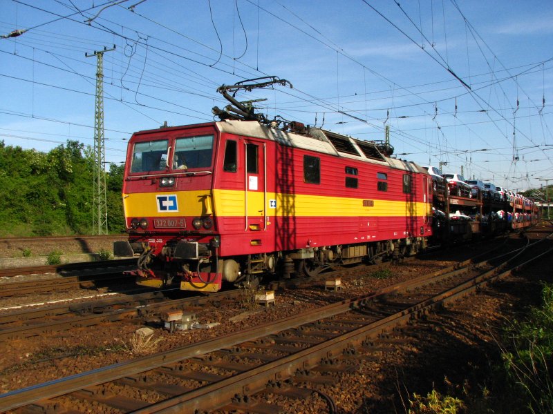 372 007-5 der CD ist mit einem Autotransportzug zum Gterbahnhof Dresden unterwegs.14.05.09.