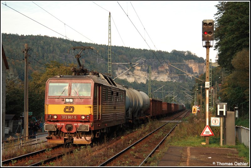 372 007 schleicht am Abend des 01.10.07 mit einem langen Mischer durch den Hp Stadt Wehlen im Elbtal.