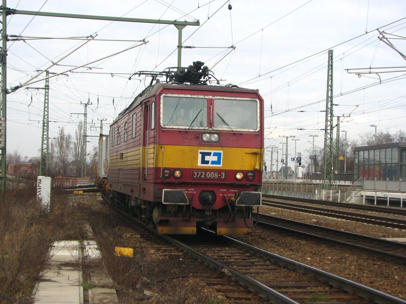372 008-3 von CD-Cargo mit neuem Logo ist mit ihrem Gterzug von Dresden-Friedrichstadt nach Tschechien unterwegs.09.02.08.