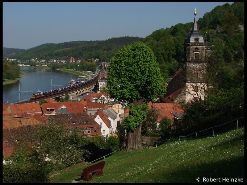 372 008 am 25.04.2009 in Knigstein mit Autozug in Ri Dresden