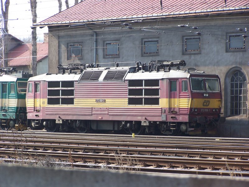 372 008 im Februar vor dem Depot in Decin.