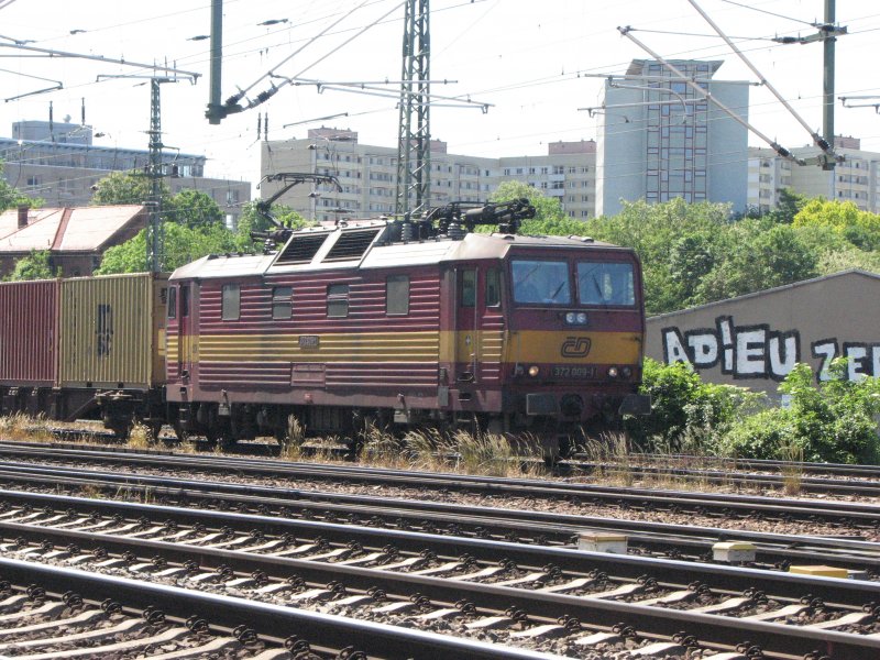 372 009-1 mit Containerzug von Tschechien komment kurz vorm Gterbahnhof Dresden-Friedrichstadt.18.05.07