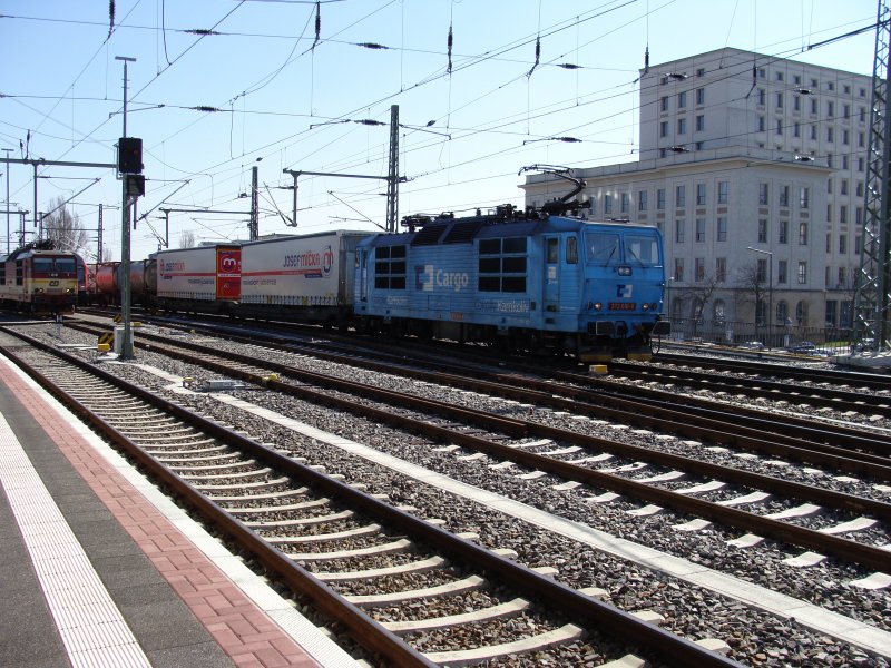 372 010-9 der ČD Cargo durchfhrt am 31.03.2009 mit einem Gterzug aus Tschechien den Dresdner Hauptbahnhof.
