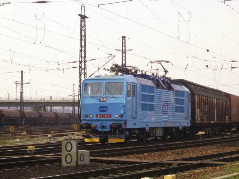  372 010-9 mal in blau ,nicht wie gewohnt in rot mit einem gelben      Streifen, aufgenommen am 09.03.07 in Dresden Friedrichstadt.

    
