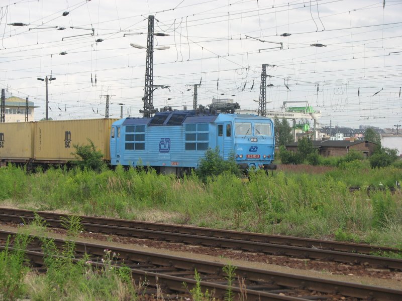 372 010-9 (Schlumpfine)ist mit ihrem Containerzug auf dem Gterbahnhof Dresden angekommen und ist anschlieend ins Bw Dresden-Friedrichstadt gefahren.29.06.07.