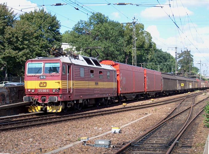 372 010, die tschechische Variante unserer BR 180, mit einem Gterzug (Dresden-Hbf., 15.08.03)
